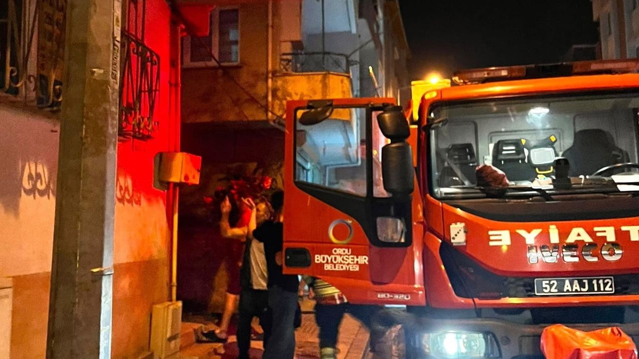 Fatsa'da park halindeki motosiklet yandı, itfaiye müdahale etti