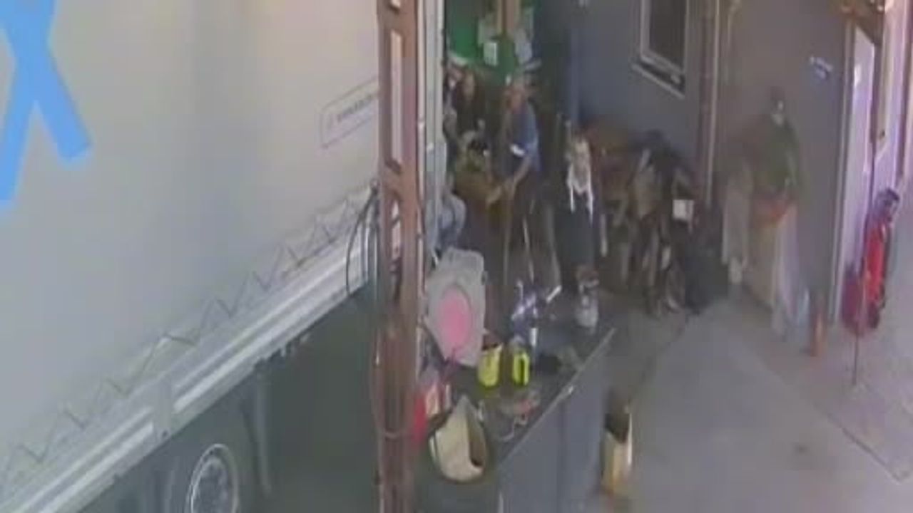Fatsa iş yerinde lokma boğazı tıkadı, iş arkadaşı Heimlich manevrasıyla kurtardı