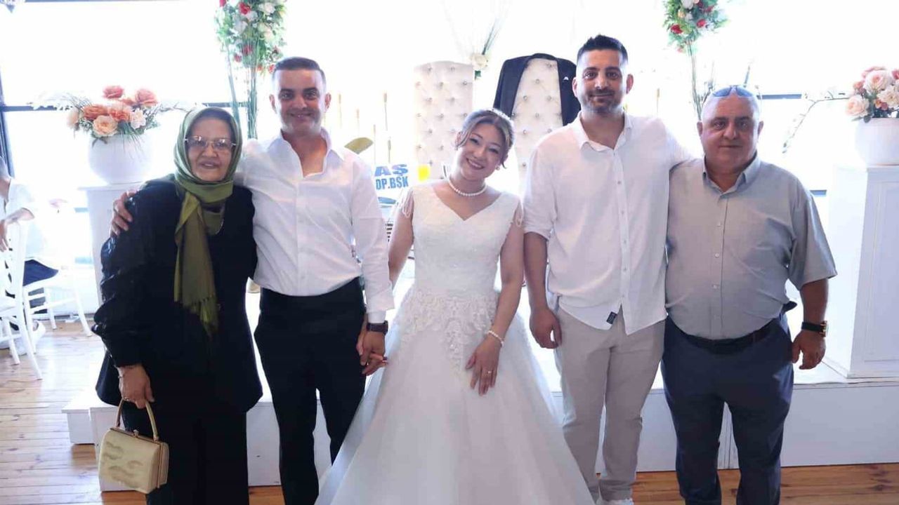 Fatsalı iş makinesi operatörü japon gelinle memleket düğününde evlendi