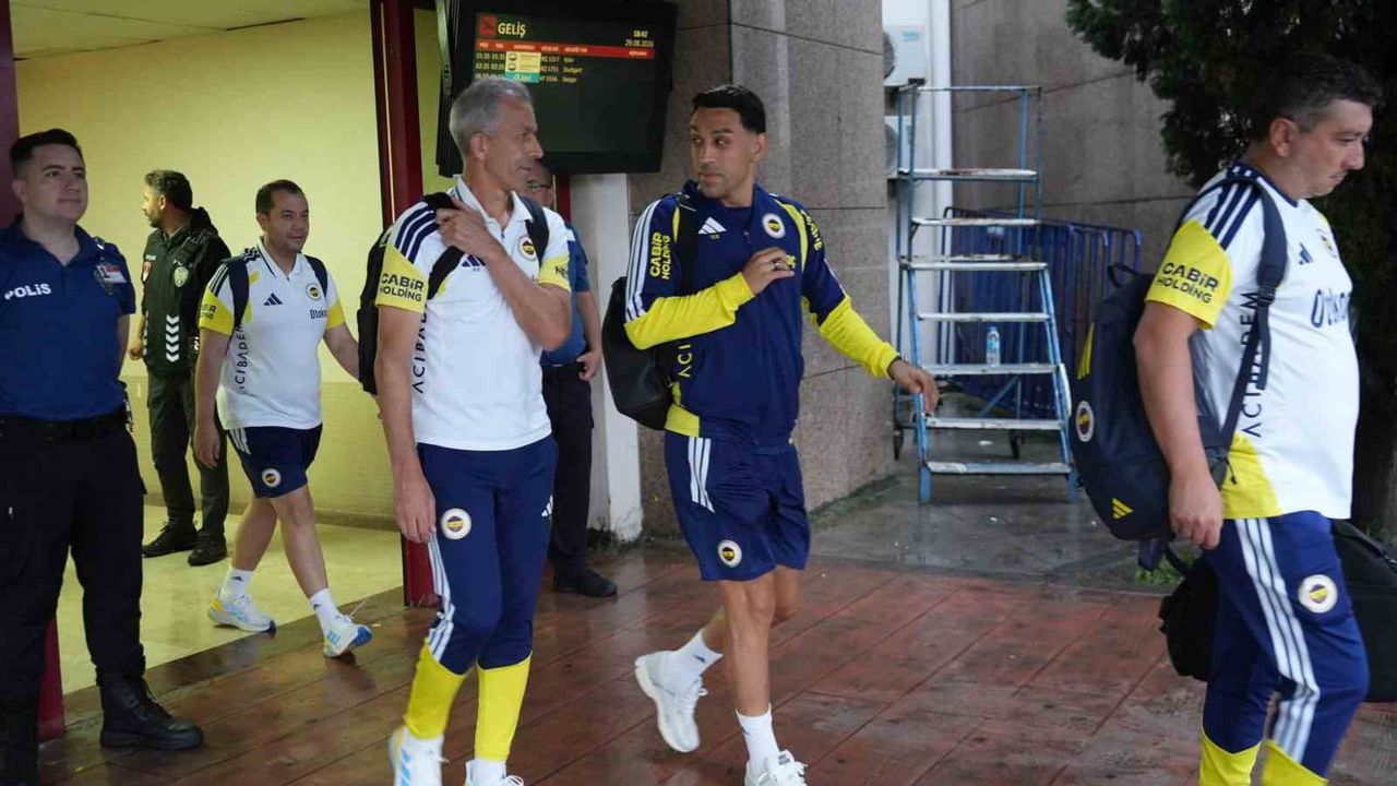 Fenerbahçe kafilesi Samsun'da taraftar ilgisiyle karşılandı