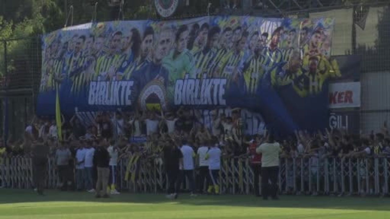 Fenerbahçe taraftara açık antrenmanda Sturm Graz hazırlığını tamamladı
