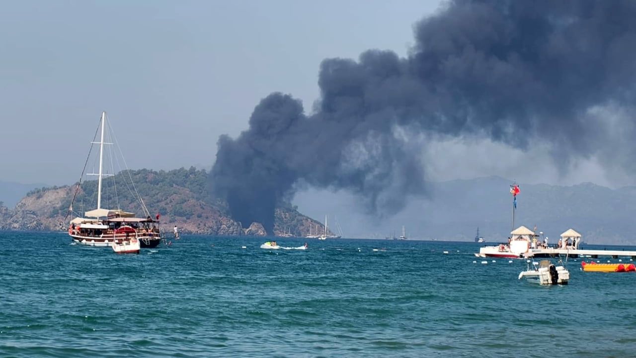 Fethiye açıklarında alevlenen gezi teknesinde 115 kişi denize atladı