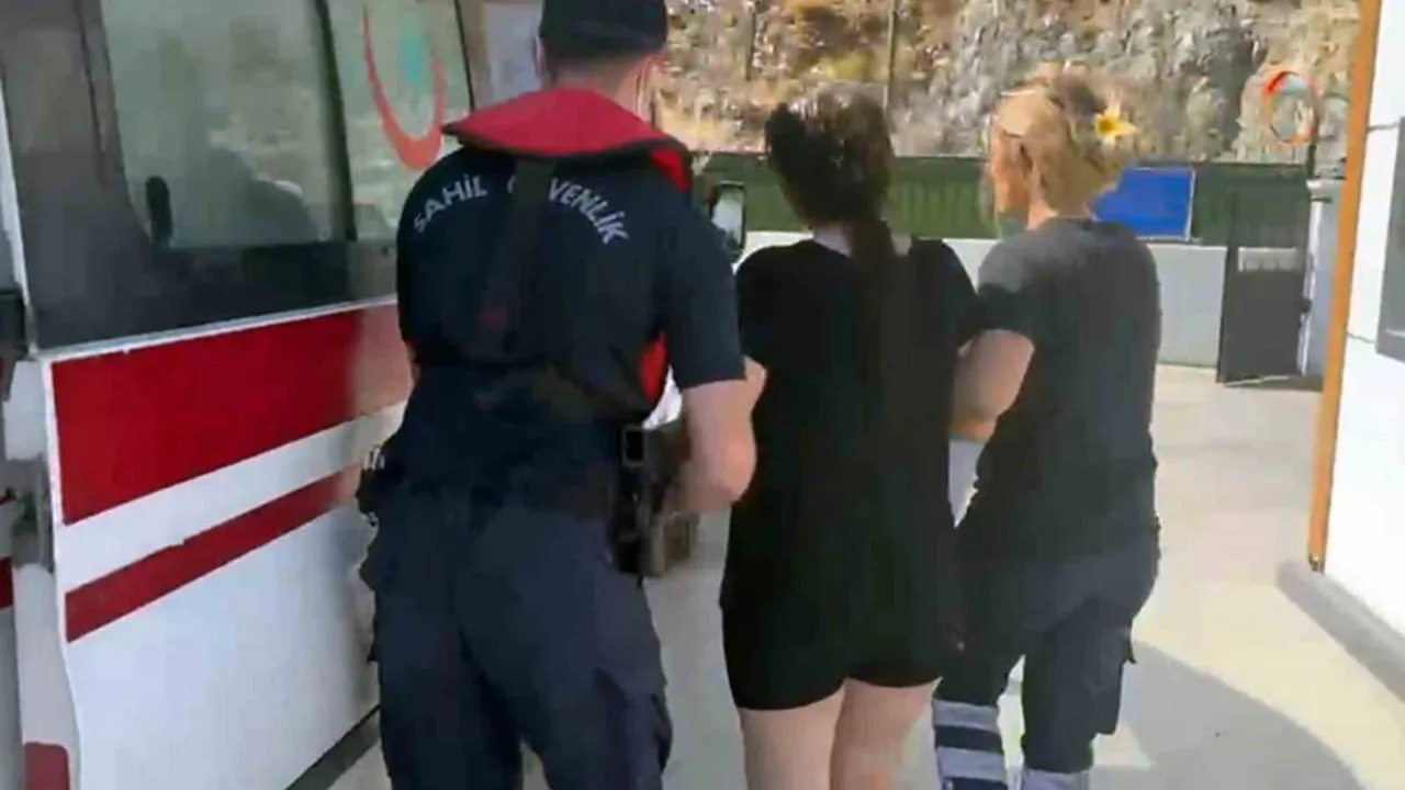 Fethiye açıklarında gezi teknesinde rahatsızlanan yolcu karaya tahliye edildi