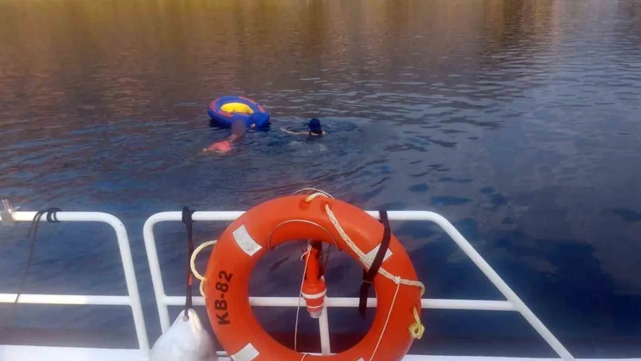 Fethiye açıklarında şişme botta sürüklenen şahıs ve çocuk kurtarıldı