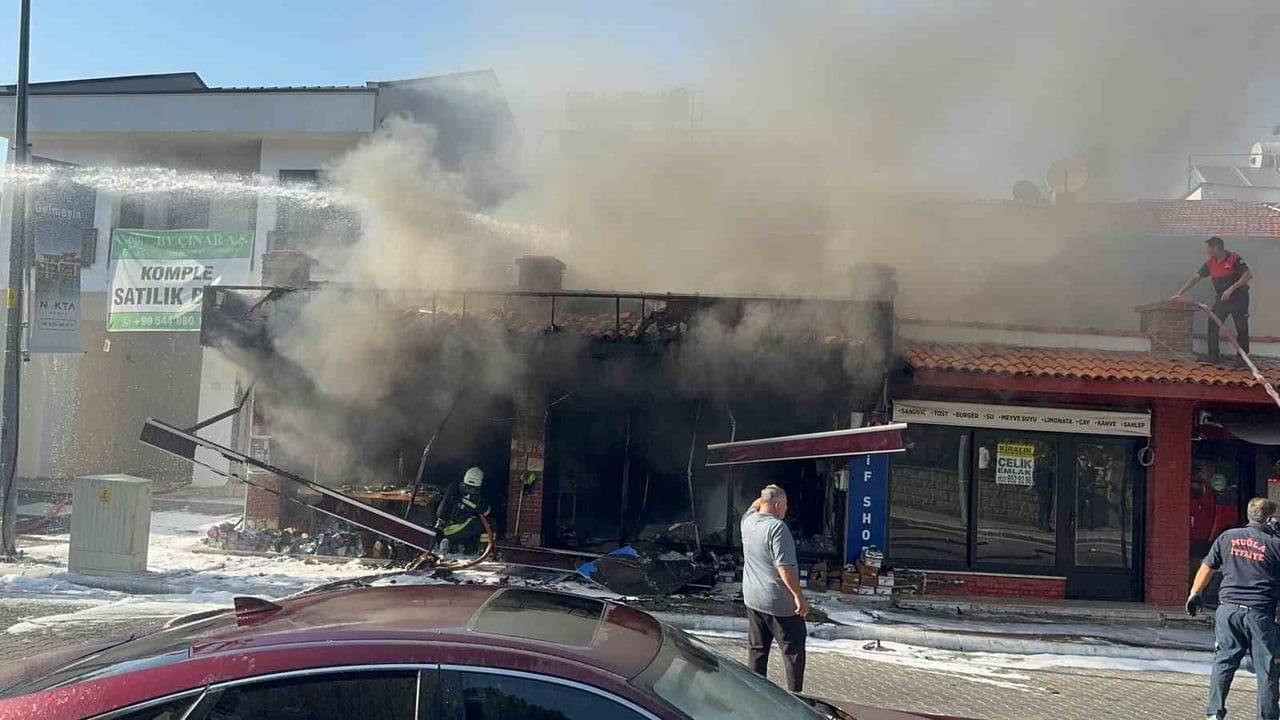 Fethiye'de Çarşı Caddesi'nde alevlerin sardığı ayakkabı mağazası kullanılamaz hale geldi