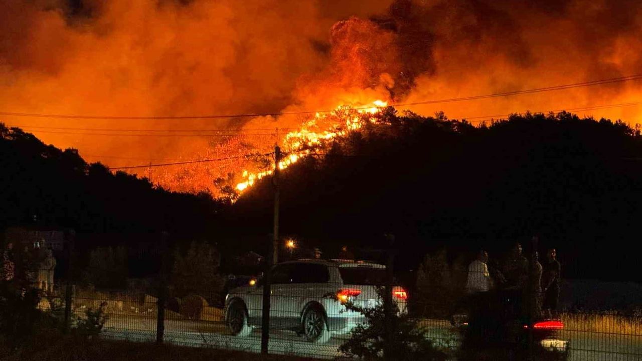Fethiye'de orman yangını yerleşimlere sıçradı, huzurevi tahliye edildi