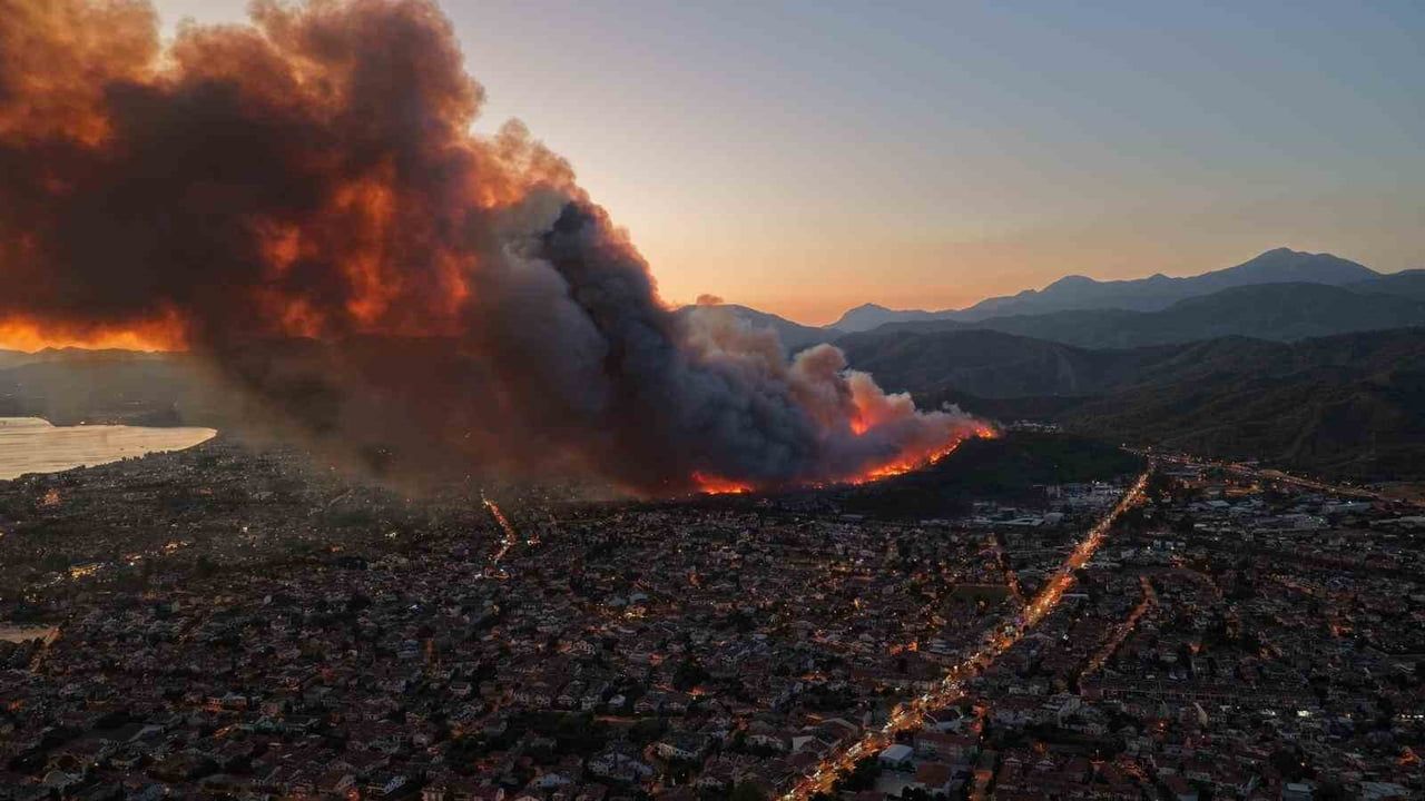 Fethiye'de rüzgâr etkisiyle çıkan orman yangını dört saatte kontrol altına alındı
