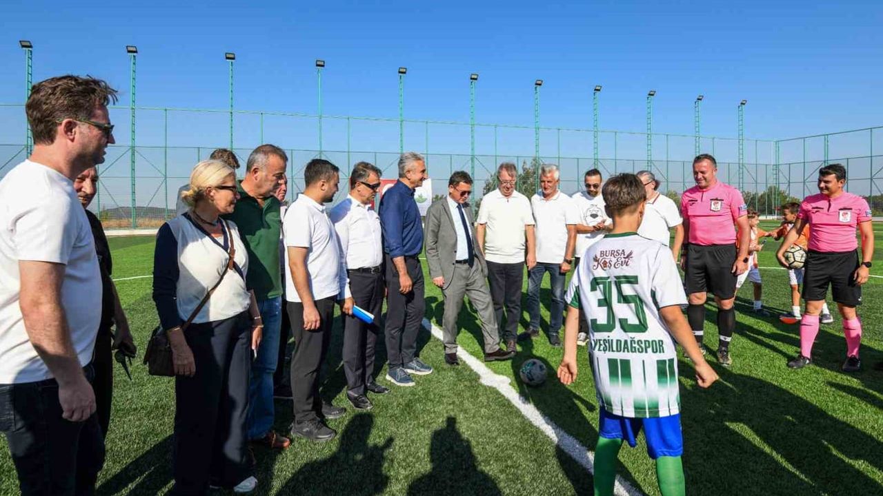 Feyyaz Alptuğ anısına gençlerin sahada birleştiği dostluk turnuvası