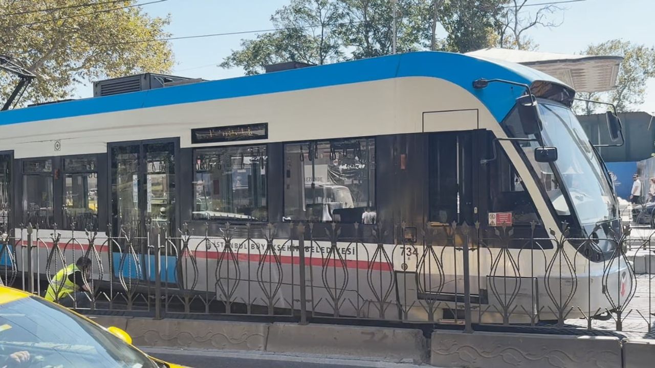 Fındıklı istasyonunda raydan çıkan tramvay tahliye ile kaldırıldı, seferler kısa süreli aksadı