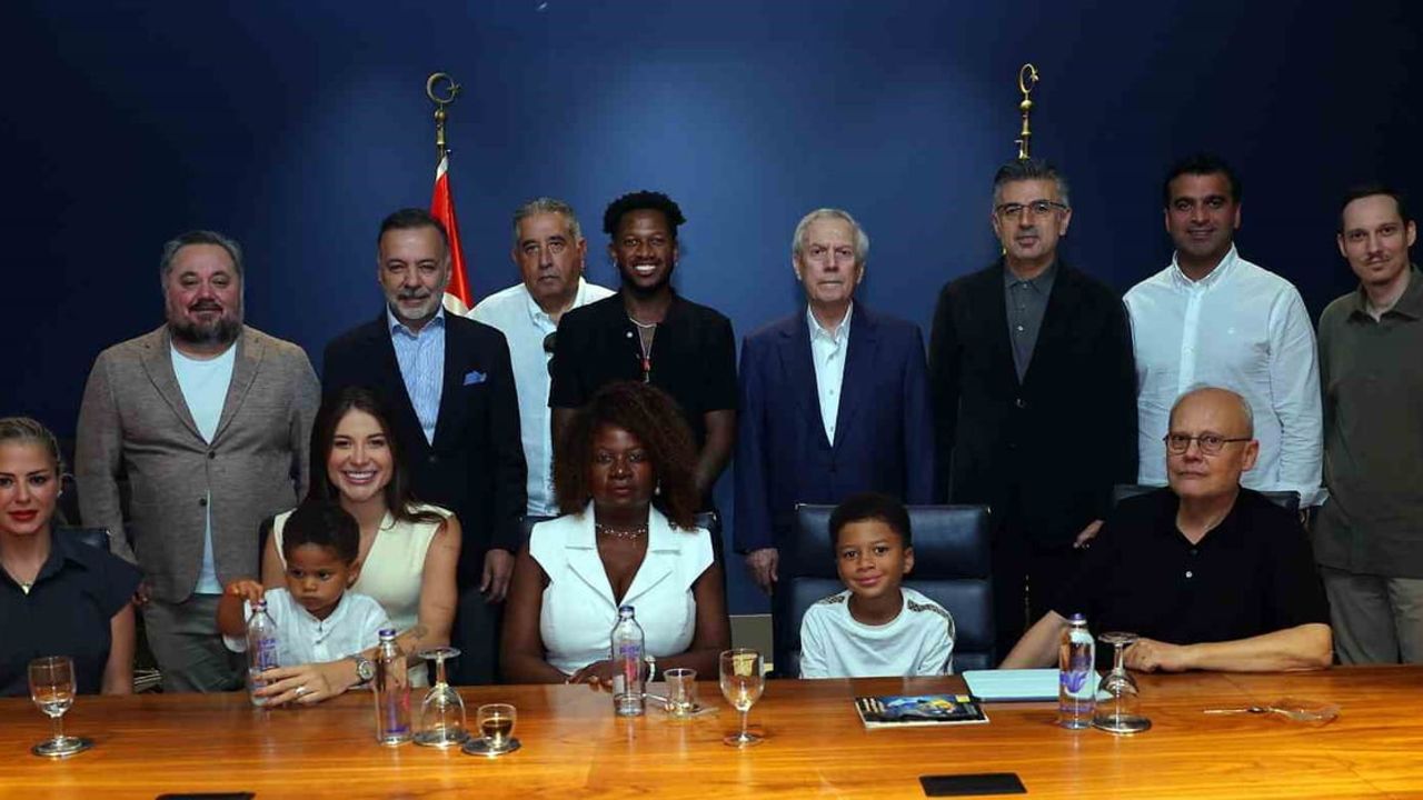 Fred Şükrü Saracoğlu'nda son kez yürüdü ve Fenerbahçe'ye veda etti