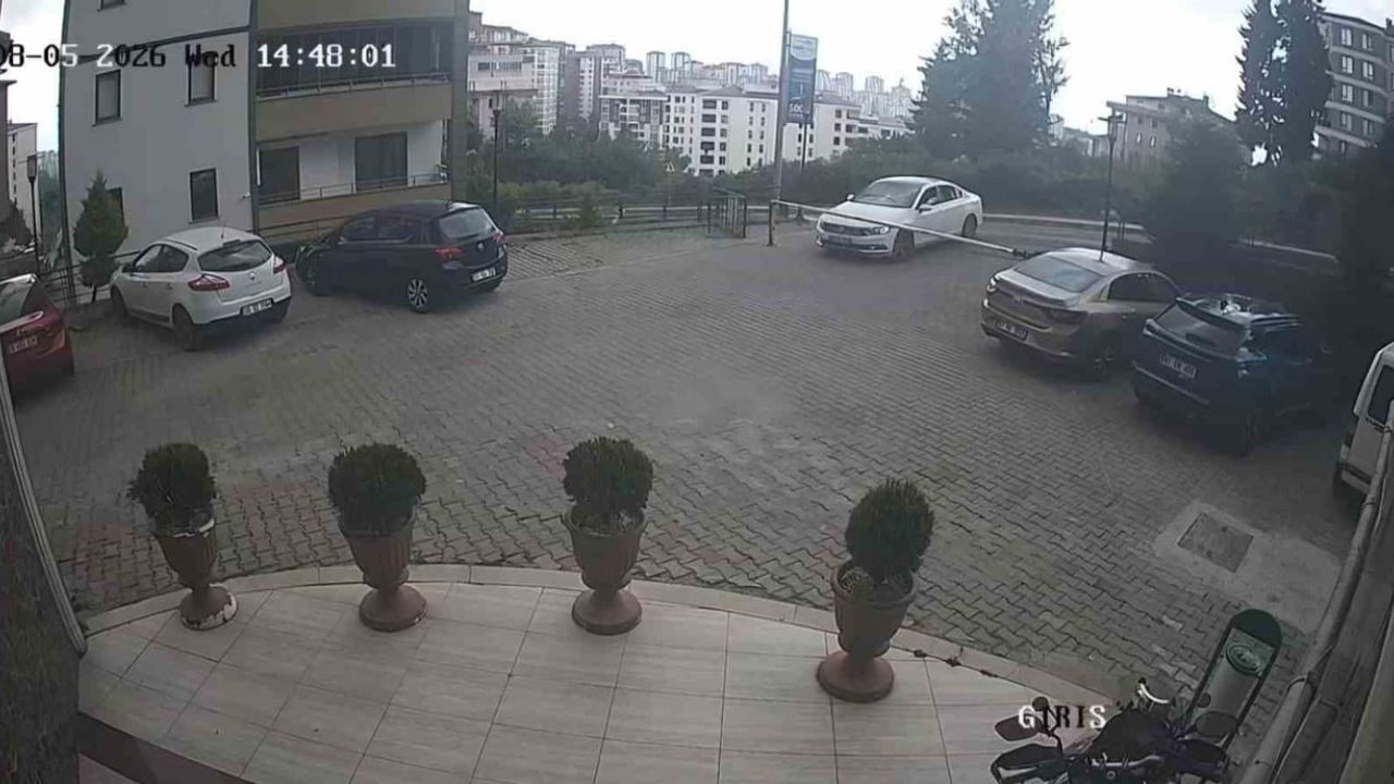 Fren yerine gaza basınca araç siteler arasında bahçeye düştü