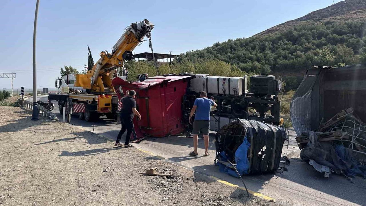 Freni patlayan tır iş makinesi parçalarını yola saçtı, sürücü ağır yaralandı