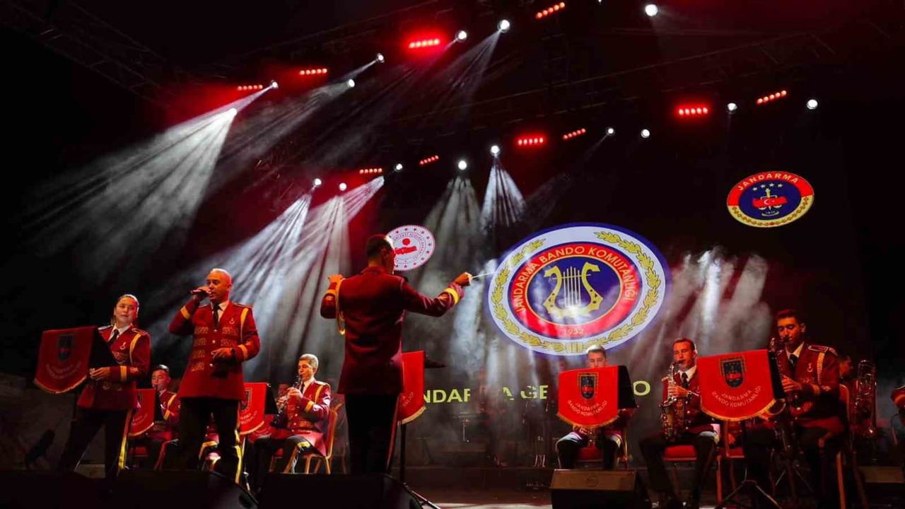 Fuar38'de müzik, nostalji ve Jandarma bandosuyla dolu bir hafta sonu