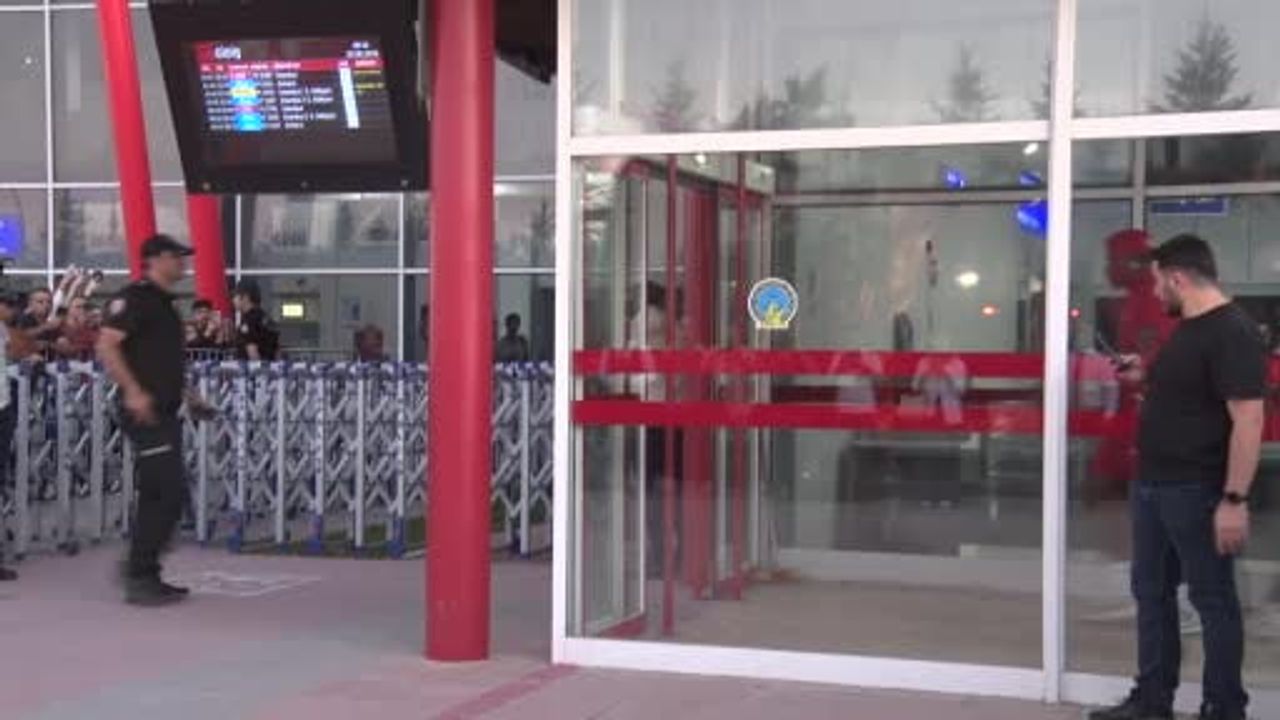 Galatasaray palandöken'e yerleşti, taraftarlar havalimanında coşkuyla karşıladı