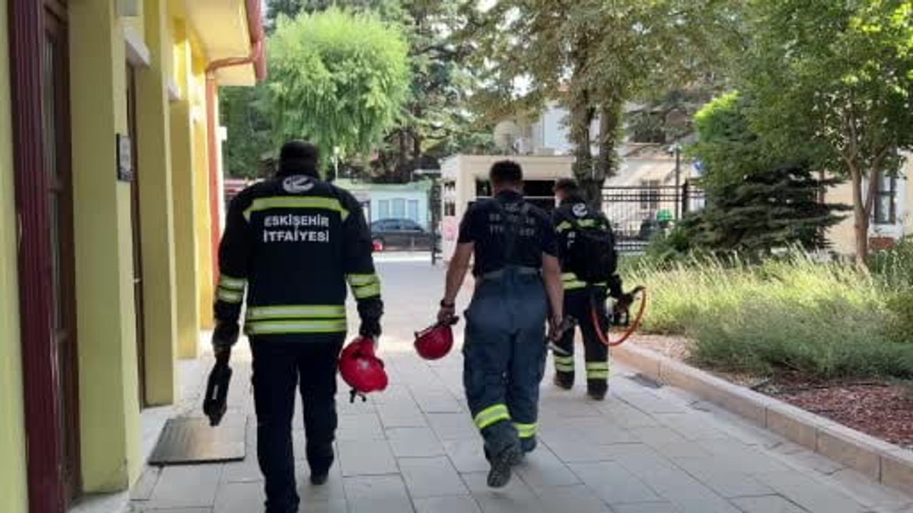 Gar peronunda zor an: ayağı koltuğa sıkışan yolcu Eskişehir itfaiye ekiplerince kurtarıldı