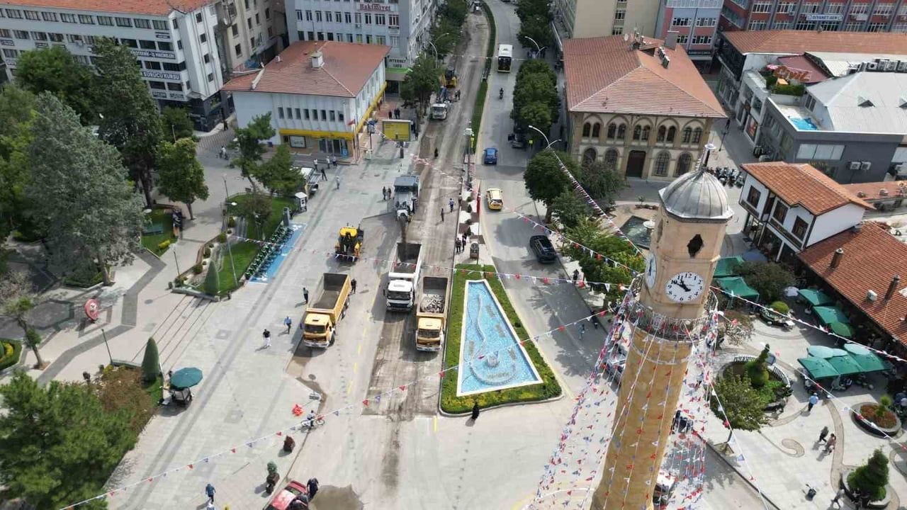 Gazi caddesinde dönüşüm başladı: bin 700 metrelik aks yenileniyor