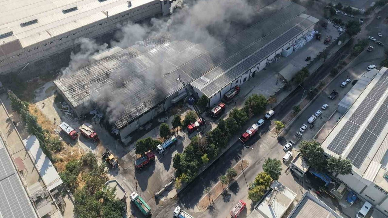 Gaziantep 3. Organize Sanayi Bölgesinde tekstil fabrikasında alevlerin büyümesi dronla görüntülendi