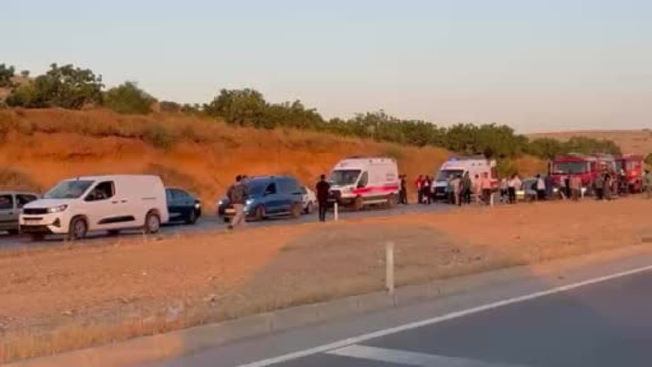 Gaziantep-Nizip yolunda iki otomobilin çarpışması: üç ölü, üç yaralı
