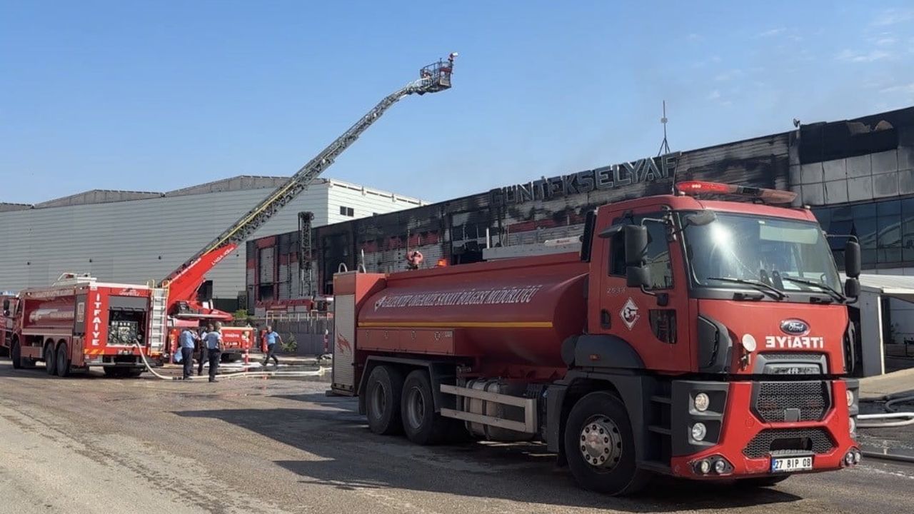 Gaziantep Şehitkamil'de 5. organize sanayide elyaf fabrikasında yangın kontrol altına alındı