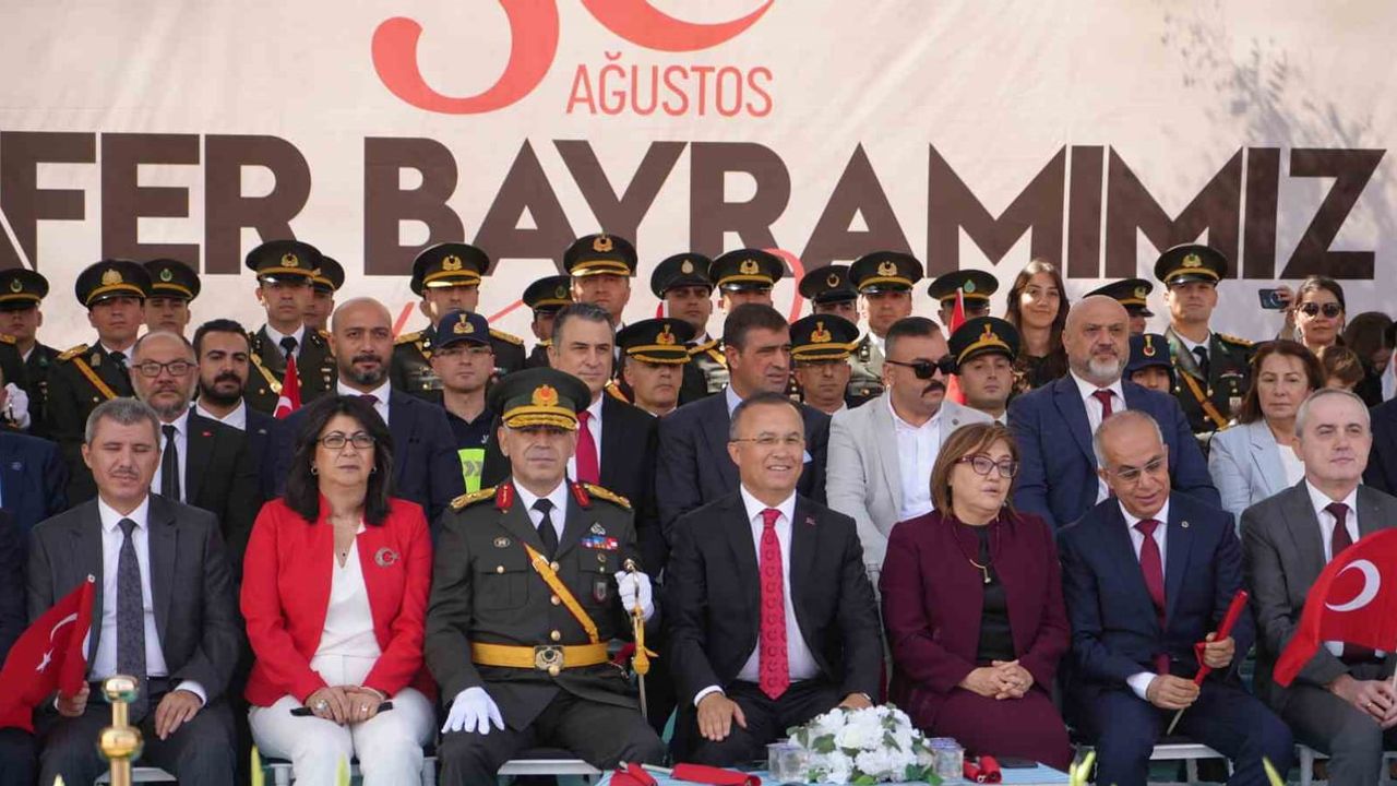 Gaziantep'te birlik ve coşku: 30 Ağustos kutlamaları İstasyon Meydanı'nda