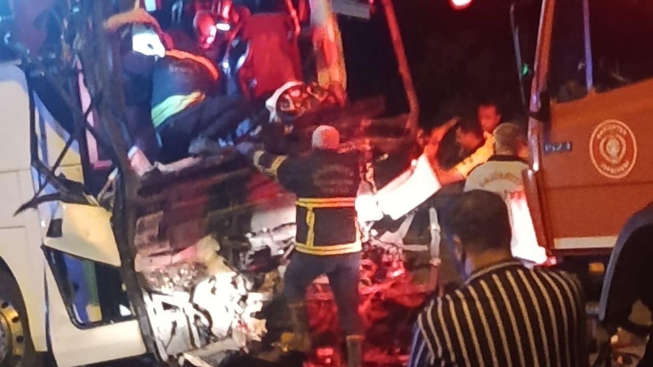 Gaziantep'te gece yarısı otobüs ile tırın çarpışması: 2 kişi öldü, 22 yaralı