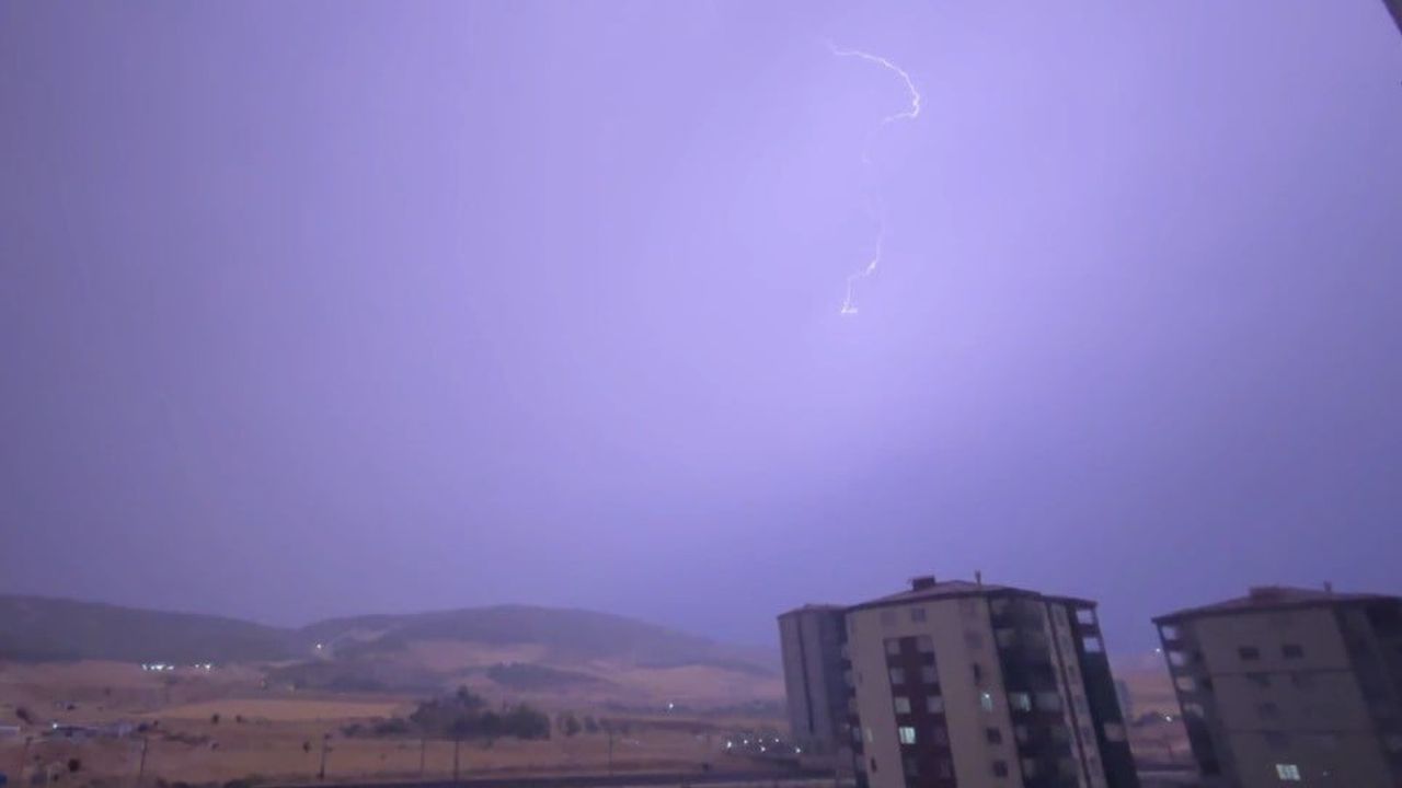 Gaziantep'te geceyi aydınlatan şimşek fırtınası sokakları suyla doldurdu