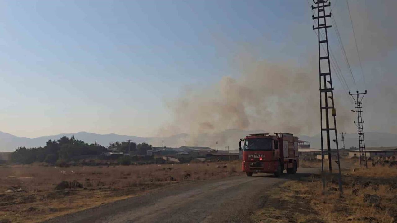 gaziantep'te kırsal arazide yayılan yangın binlerce dönümü ve saman balyalarını yok etti