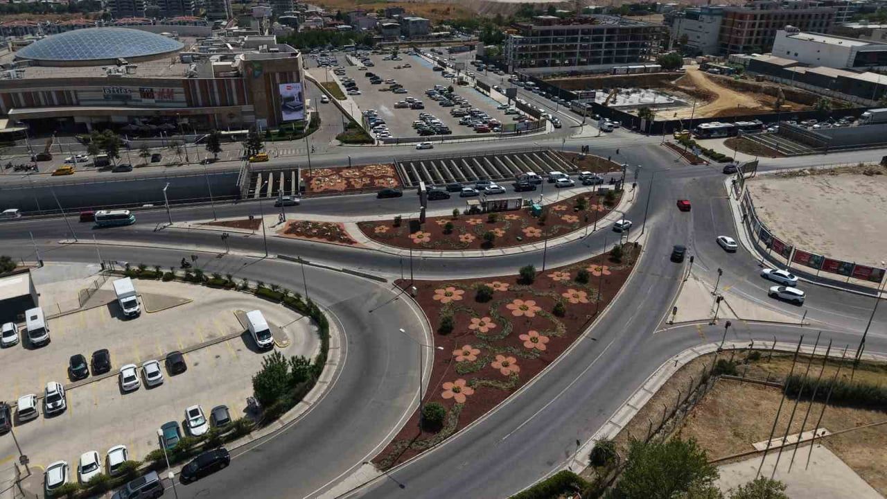 Gaziemir'in ESBAŞ kavşağı renkli peyzajla değişti