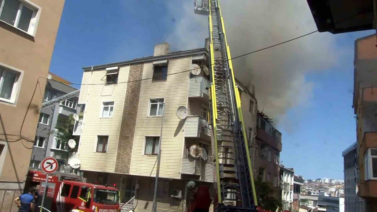 Gaziosmanpaşa'da çatıda başlayan yangın bitişik iki binaya sıçradı