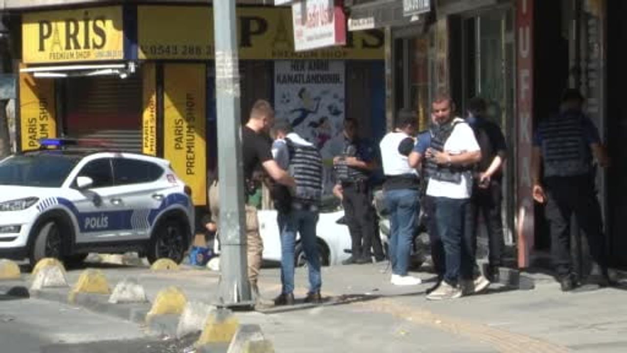 Gaziosmanpaşa'da kadın ağır yaralandı, şüpheli iş yerine girip kendine silah dayadı