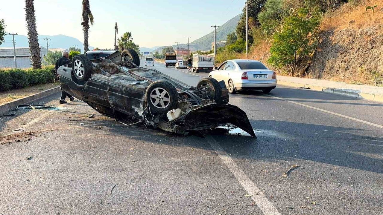 Gazipaşa'da kontrolden çıkan otomobil refüje çarpıp palmiye ağacına saplandı