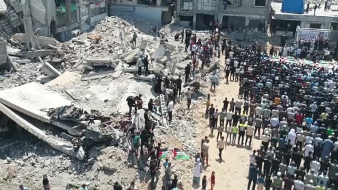 Gazze’de enkazdan çıkarılan 112 aile ferdi için ortak cenaze töreni