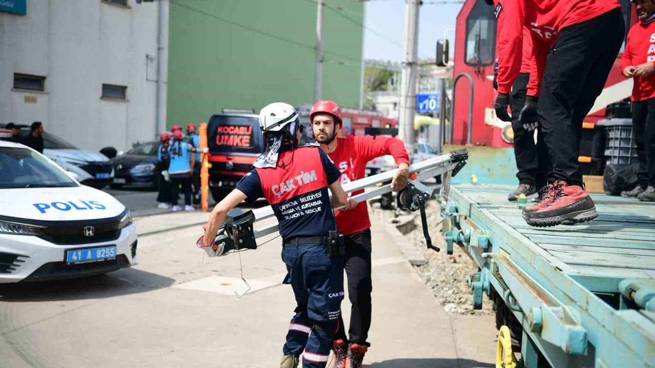 Gebze'de raylarda gerçekçi kurtarma tatbikatı düzenlendi