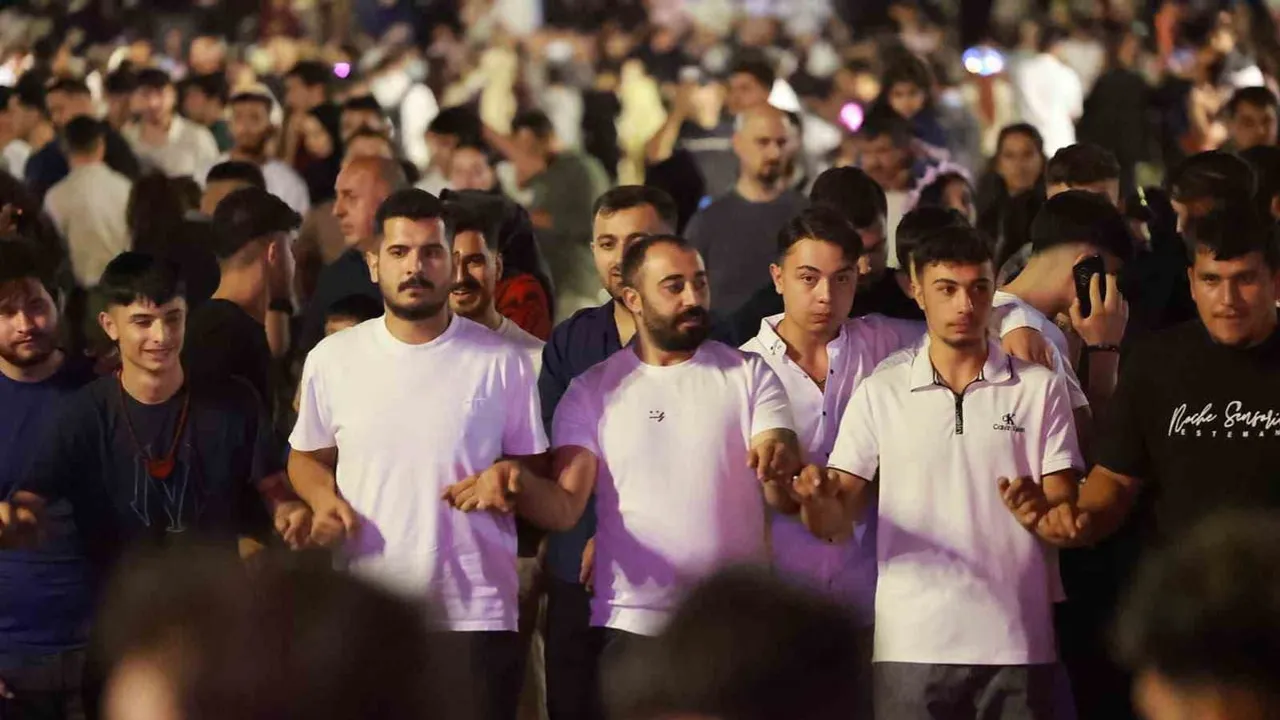 Gebze Millet Bahçesi'nde akşam melodileri ve halay coşkusu