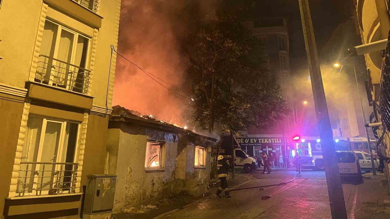 Gece alevlendi: Çorlu'da metruk ev ve yan bina zarar gördü