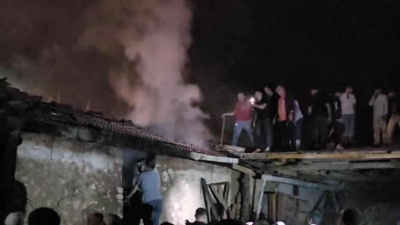 Gece alevleri samanlığı sardı, belde halkı seferber oldu