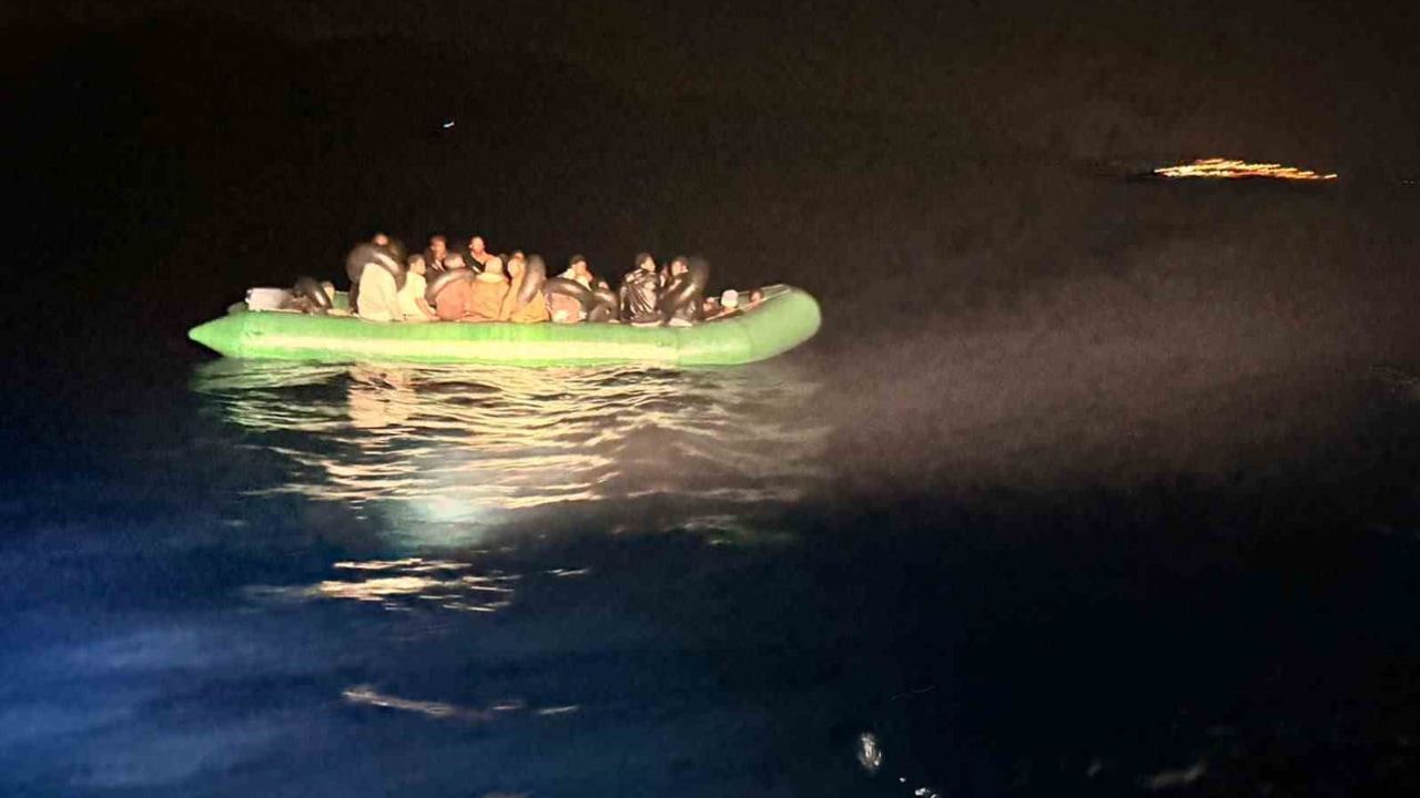 Gece devriyesi menderes açıklarında lastik bottaki 29 göçmeni yakaladı