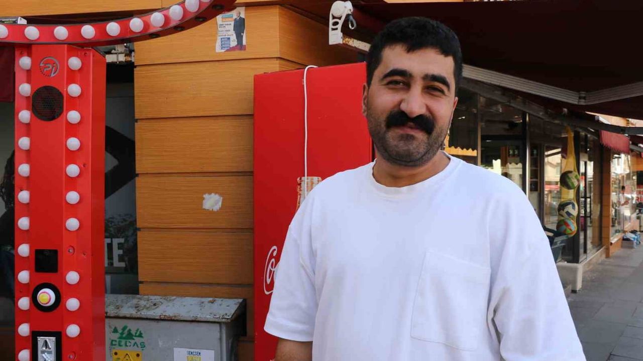 Gece market arabasını alıp içindekileri yere bırakan kişi kamerada