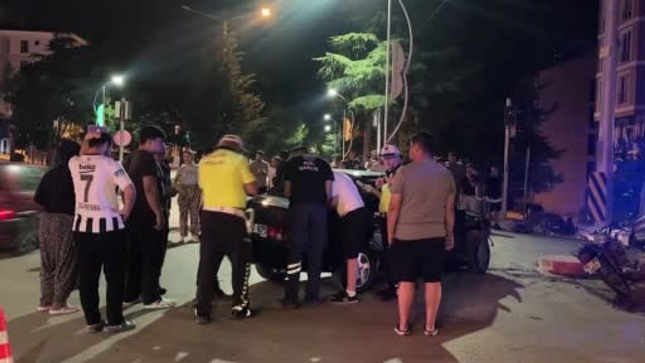 Gece saatlerinde kavşakta çarpışma: motosiklet sürücüsü Burdur Devlet Hastanesi'ne kaldırıldı
