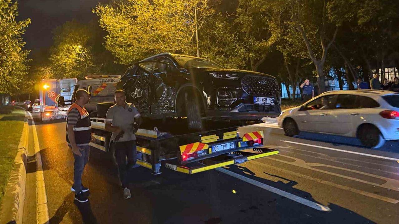 Gece trafik kazası: refüjü aşan otomobil iki araca çarptı, üç yaralı