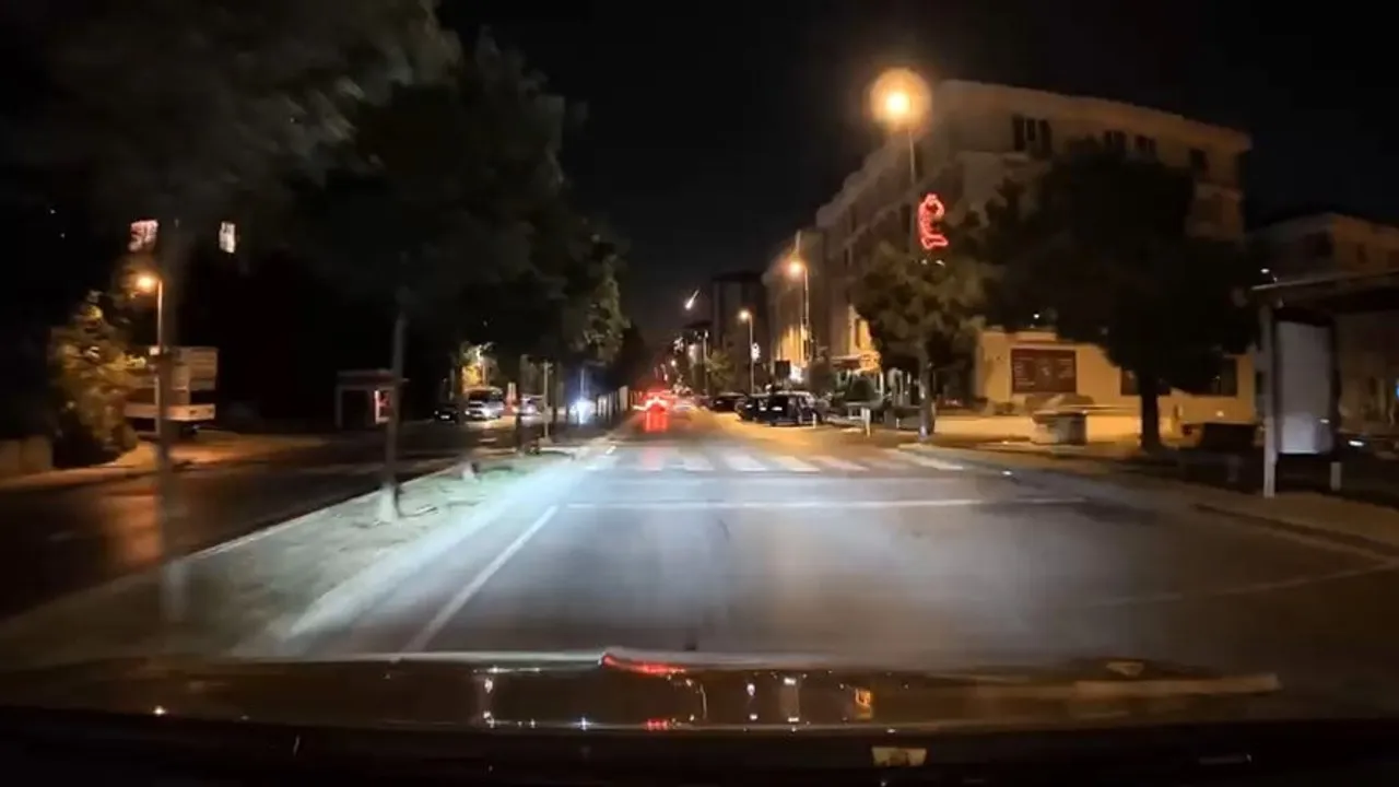 Gece yarısı Büyükçekmece semalarında beliren yeşil ışık araç kamerasında