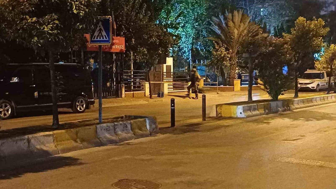 Gece yarısı durakta bulunan çanta alarma neden oldu, ekipler fünye ile müdahale etti