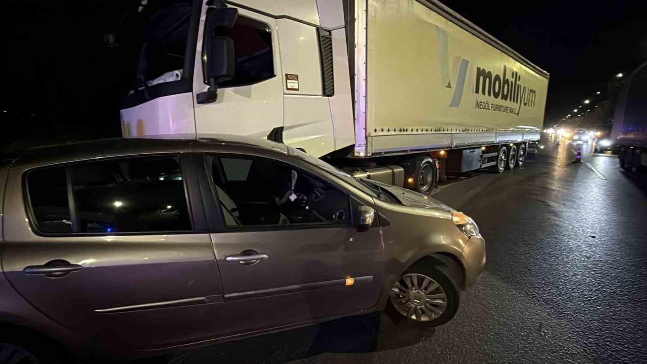 Gece yarısı Eskişehir-Bursa yolunda tır otomobile çarptı