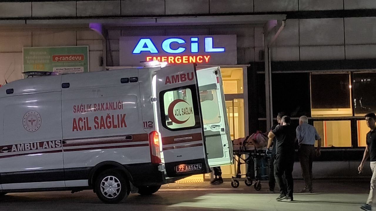 Gece yarısı Hasankeyf tüneli girişinde çarpışma: 12 yaralı