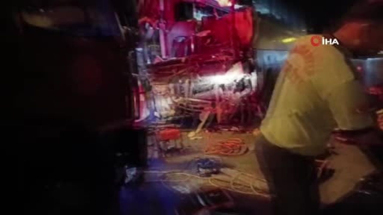 Gece yarısı Kömürler mevkiinde otobüs tıra arkadan çarptı: iki ölü, 17 yaralı