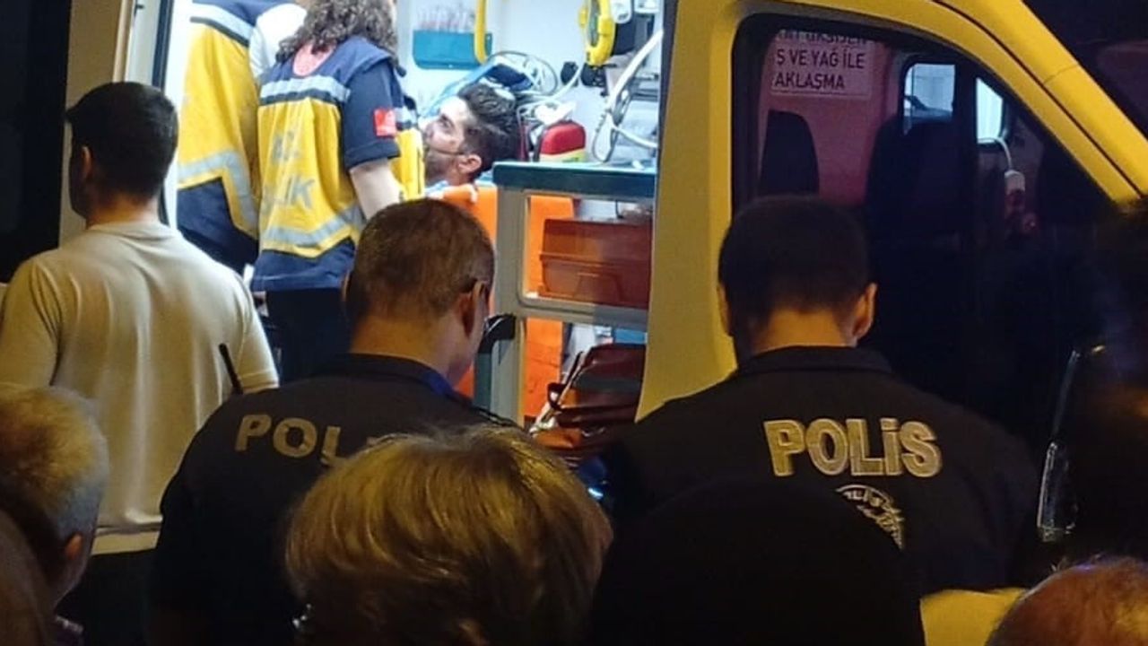 Gece yarısı Küçükçekmece'de çatı katı yangını, bir kişi tedaviye kaldırıldı