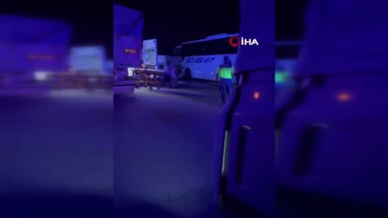 Gece yarısı otoyolda makaslayan tırın ardından çarpışma: 1 ölü, 5 yaralı