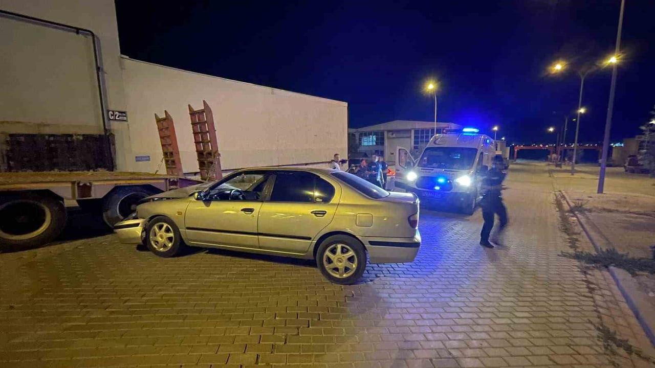 Gece yarısı sanayi sitesinde tıra çarpma: sürücü hastaneye kaldırıldı