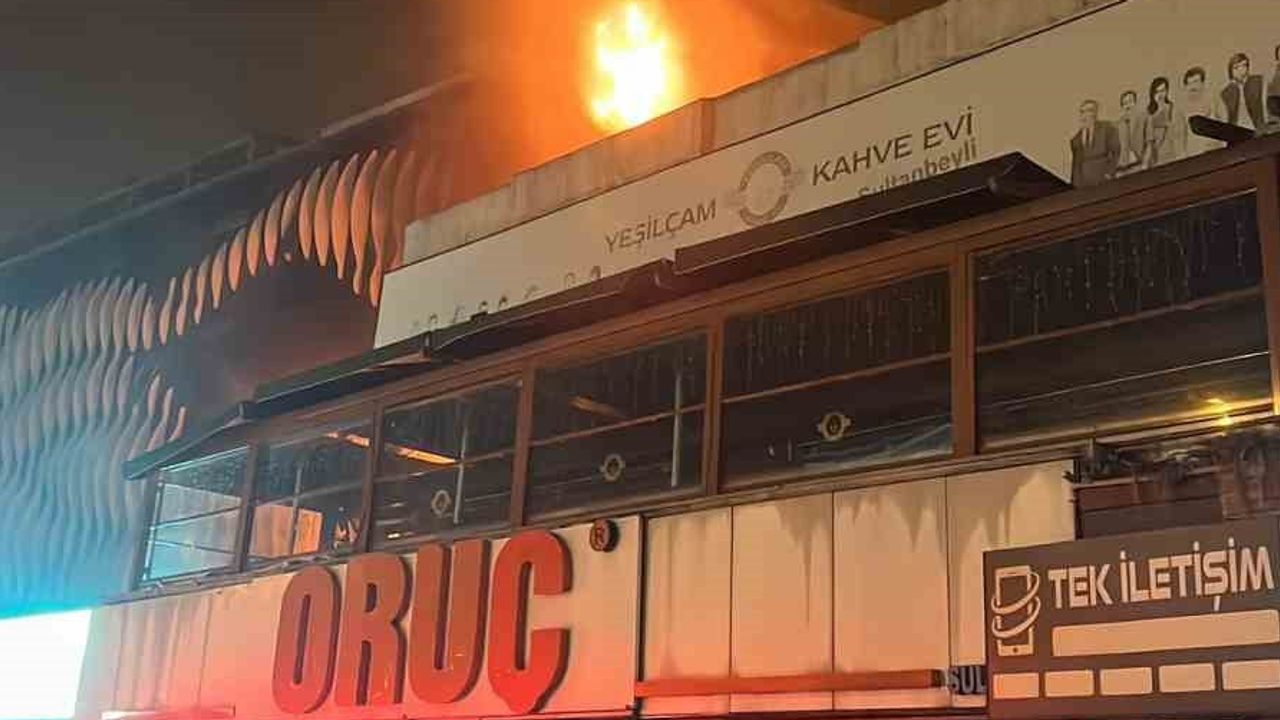 Gece yarısı Sultanbeyli'de alışveriş merkezinde çıkan yangın itfaiye müdahalesiyle söndürüldü