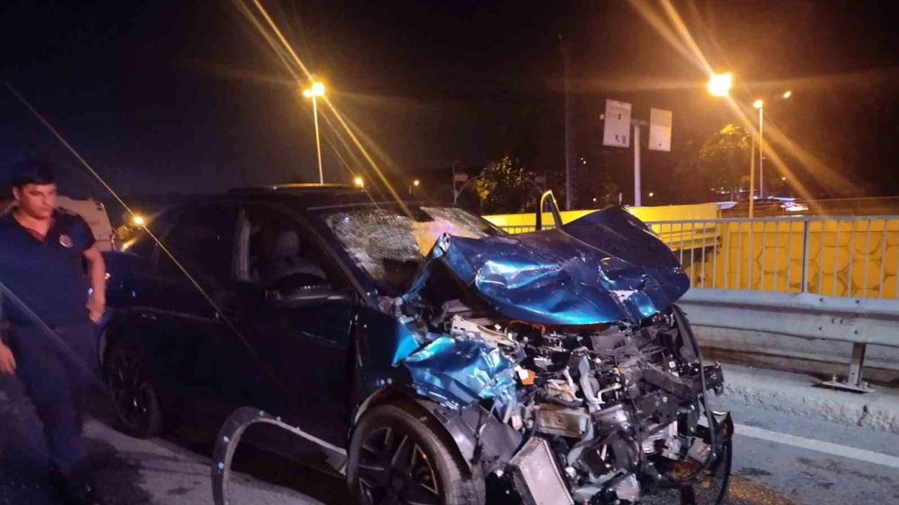 Gece yarısı Ümraniye'de iki araç çarpıştı, 4'ü ağır 6 kişi yaralandı